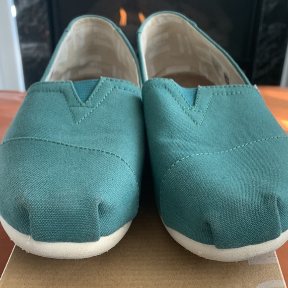 Women’s TOMs - Picture 1 of 2
